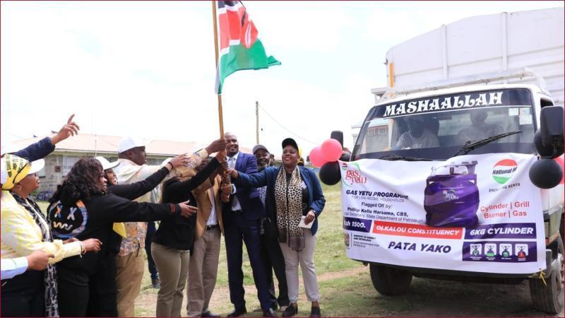 Former Trade CS Moses Kuria flagging off a truck carrying cooking gas cylinders in Ol Kalou.